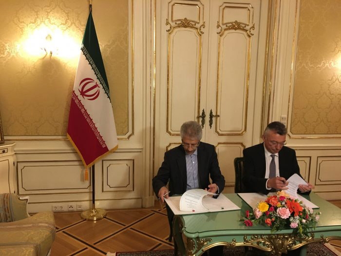 INRA-Chef Naser Rastkah (links) und Ensi-Direktor Hans Wanner unterzeichnen eine Absichtserklärung zur Zusammenarbeit im Bereich der zivilen nuklearen Sicherheit.