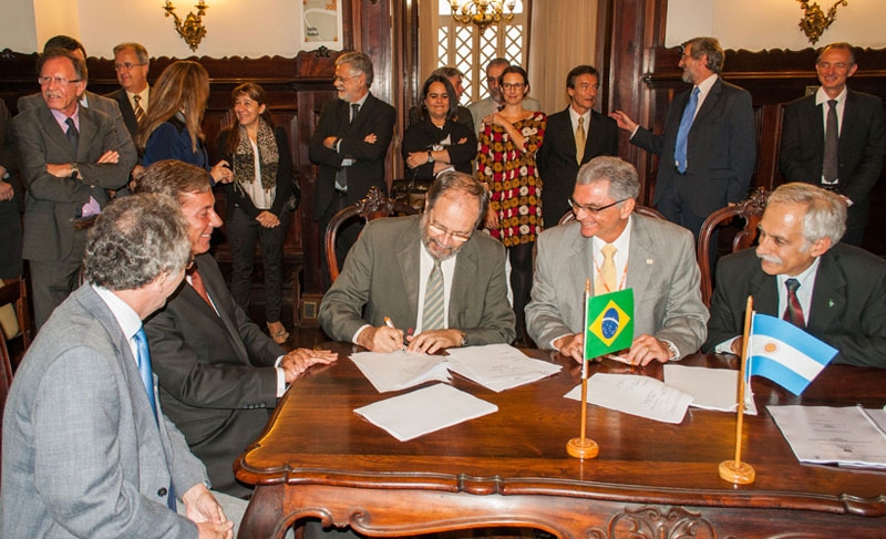 Die Invap schloss mit der argentinischen Comision nacional de energia atomica (CNEA) und der brasilianischen Comissao Nacional de Energia Nuclear (CNEN) einen Bauvertrag für zwei gleich ausgelegte Forschungsreaktoren.