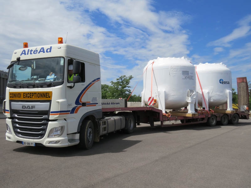 Zwei der in Spanien gefertigten Tanks erreichen im Lastwagen die Baustelle des Iter in Südfrankreich.