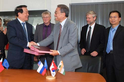 Kaname Ikeda, Generaldirektor der Iter-Organisation (rechts im Bild), and Jin-Pei Cheng, Direktor der chinesischen Iter-Agentur, schütteln sich nach der Unterzeichnung dreier Aufträge die Hand.