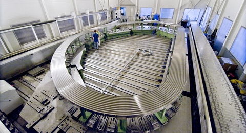 Les grandes plaques radiales en forme de D serviront à maintenir les bobines magnétiques supraconductrices.