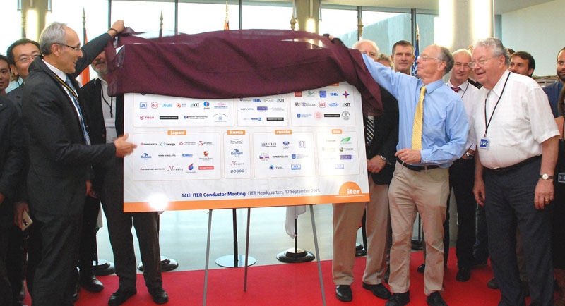 Le directeur général d’Iter, Bernard Bigot (à gauche), inaugure la plaque sur laquelle figure la liste des partenaires ayant participé à la fabrication des supraconducteurs.