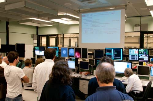Die JET-Wissenschafterinnen und -Wissenschafter verfolgen auf den Diagnostik-Bildschirmen im Kontrollraum die 15 Sekunden dauerte erste Plasmaentladung nach dem Umbau von JET.