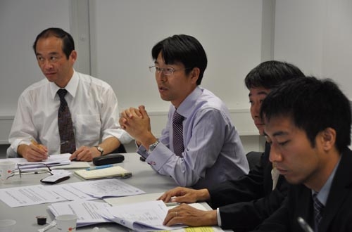 Une délégation japonaise témoigne d&#39;un vif intérêt lors de sa visite de la centrale nucléaire de Leibstadt.