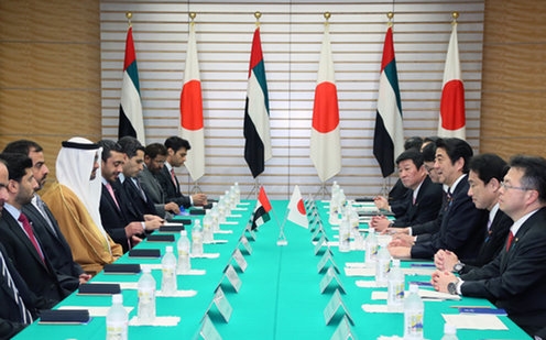 Cheikh Mohammed ben Zayed al Nahyane (au milieu à gauche) et le Premier ministre Shinzo Abe (au milieu à droite) se sont rencontrés à Tokyo pour des discussions.