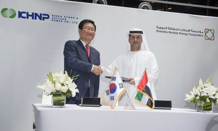 KHNP-CEO Cho Seok und Enec-CEO Mohamed Al Hammadi unterzeichnen die Unterstützungsvereinbarung in Abu Dhabi.