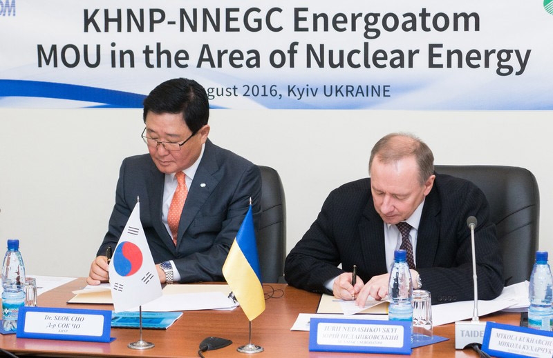 Cho Seok, CEO der KHNP, und Juri Nedaschkowski, Präsident der Energoatom, unterzeichnen eine Absichtserklärung zur vertieften Zusammenarbeit im nuklearen Bereich.