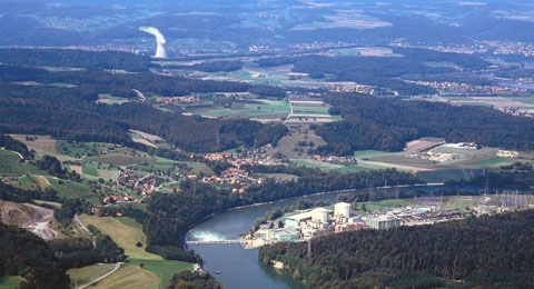 Le Conseil d’Etat d’Argovie soutient la sortie du nucléaire. Sur la photo, les centrales nucléaires argoviennes de Beznau et de Leibstadt (à l’arrière-plan).
