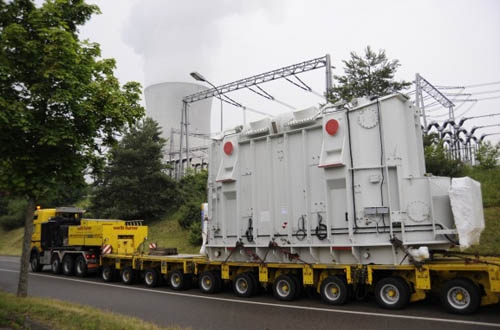 Einer der vier neuen Blocktransformatoren kommt nach einer neuntägigen Reise aus dem holländischen Nijmegen im Kernkraftwerk Leibstadt an.