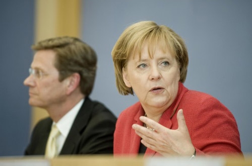 La chancelière Angela Merkel a déclaré à l’issue de la séance de cabinet que l’orientation écologique de l’économie allemande serait renforcée «dans la mesure où nous instaurons une péréquation fiscale pour la branche nucléaire en relation avec l’objectif politique d’une prolongation de la durée d’exploitation des centrales nucléaires».