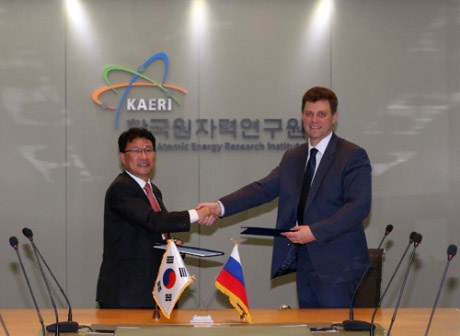 Jong Kyung Kim, Präsident des Kaeri, und Alexander Tuzow, Direktor des RIAR, bei der feierlichen Unterzeichnung der Forschungszusammenarbeit.