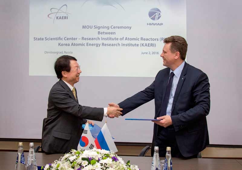 Jong Kyung Kim, Präsident des Kaeri, und Alexander Tusow, Direktor des RIAR, wollen Forschung und Entwicklung Schneller Reaktoren gemeinsam vorantreiben.