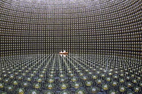 Le gigantesque détecteur de particules Super-Kamiokande est rempli de 50’000 t d’une eau de haute pureté. Le réservoir est équipé de 11’200 photomultiplicateurs qui enregistrent le rayonnement de Tcherenkov émis par les électrons et les muons libres et résultant de l’interaction entre les neutrinos et les molécules d’eau.
