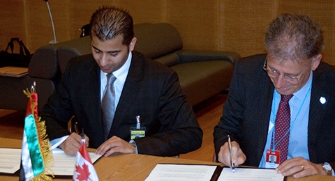 Hamad Al Kaabi, ständiger Botschafter der VAE bei der IAEO (links im Bild), und Michael Binder, Präsident der CNSC, unterzeichnen die Verwaltungsvereinbarung zur friedlichen Nutzung der Kernenergie.