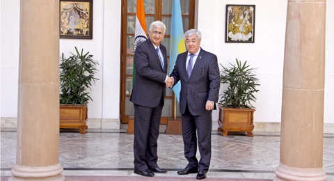 Der kasachische Aussenminister Erlan Idrissow (rechts im Bild) und sein indischer Amtskollege Salman Khurshid sind sich einig, dass die bilaterale Zusammenarbeit über das Jahr 2014 hinaus weitergeführt werden soll.