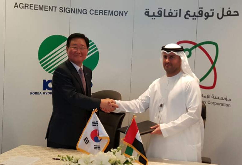 KHNP-CEO Cho Seok und Enec-CEO Mohamed Al Hammadi unterzeichnen den Vertrag in Abu Dhabi.