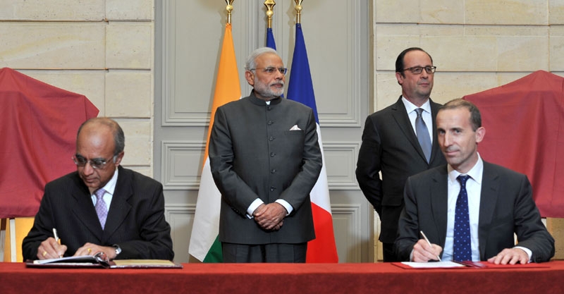 Le président de L&T M.V. Kotwal (à gauche sur la photo) et le CEO d’Areva Philippe Knoche signent la déclaration d’intention en présence du Premier ministre indien Narendra Modi (derrière à gauche) et du président français François Hollande.