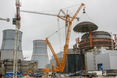 Le dôme du réacteur est mis en place sur l’enceinte de confinement de Leningrad-II 1.