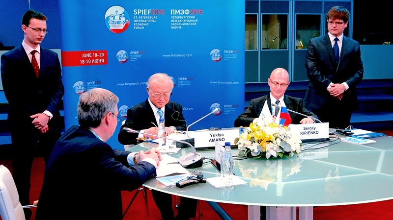 IAEO-Generaldirektor Yukiya Amano und sein Rosatom-Amtskollege Sergei Kirijenko haben am 18. Juni 2015 in St. Petersburg das Transitabkommen über LEU-Transporte unterzeichnet.