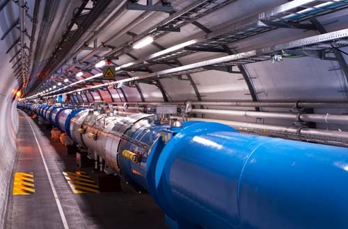 Am 30. März 2012 hat der LHC erstmals Protonen mit einer Energie von 8 Tera-Elektronenvolt (8 TeV) kollidieren lassen.