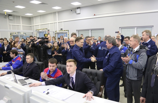 Alexej Lichatschew, CEO des russischen Staatskonzerns Rosatom (Bildmitte), gratuliert der Mannschaft von Leningrad-II-1 zur Inbetriebnahme des Kernkraftwerksblocks.