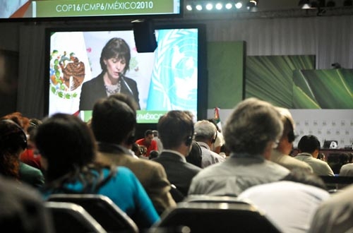 Lors du 16[sup]e[/sup] sommet de l&#39;ONU sur le climat à Cancun, Doris Leuthard, cheffe du Département fédéral de l&#39;environnement, des transports, de l&#39;énergie et de la communication (DETEC), a invité les Etats à collaborer. Le changement climatique concerne chacun de nous.