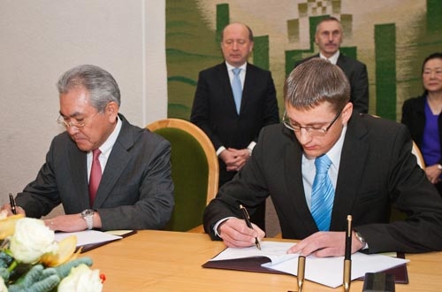 Masaharu Hanya, Vizepräsident der HGNE, und Zygimantas Vaiciunas, litauischer Energie-Vizeminister, unterzeichnen die Vereinbarung, die zum Bau des Kernkraftwerks Visaginas führen soll.