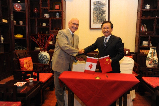 Michael Binder, Präsident der CNSC, und Li Ganjie, Leiter der NNSA, tauschen die unterzeichnete Absichtserklärung aus.