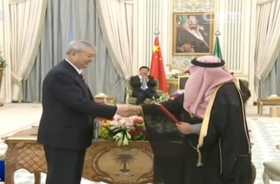 Wang Shu Jin, Vorsitzender der China Nuclear Engineering Corporation (CNEC), und Hashim Abdullah Yamani, Präsident der King Abdullah City for Atomic and Renewable Energy (Kacare), tauschen die unterzeichneten Dokumente aus.