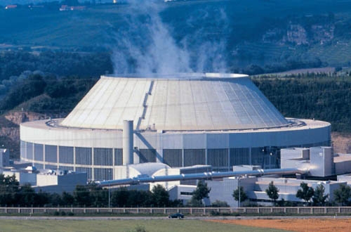Geringe Höhe und schwache Schwadenbildung: der Hybridkühlturm des Blocks II des Kernkraftwerks Neckarwestheim