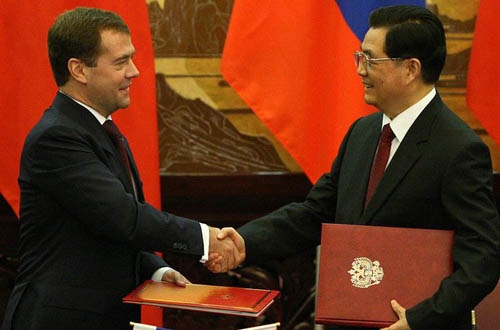 Dimitri Medvedev, président de la Russie, et Hu Jintao, chef d&#39;Etat et du Parti de Chine, ont signé une déclaration d&#39;intention commune sur un «approfondissement étendu» de la coopération dans le domaine stratégique. Elle permet en outre une coopération plus étroite dans le domaine du nucléaire.