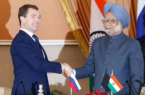 Manmohan Singh lud Dmitri Medwedew für das alljährliche bilaterale Treffen im Dezember 2010 nach Indien ein.