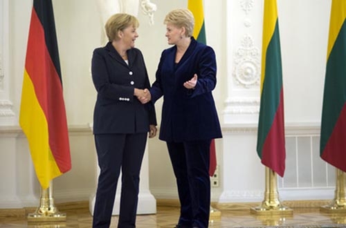 La chancelière allemande Angela Merkel a promis à Dalia Grybauskaitė, présidente de la Lituanie, que l&#39;Allemagne aiderait son pays à construire une nouvelle centrale nucléaire.