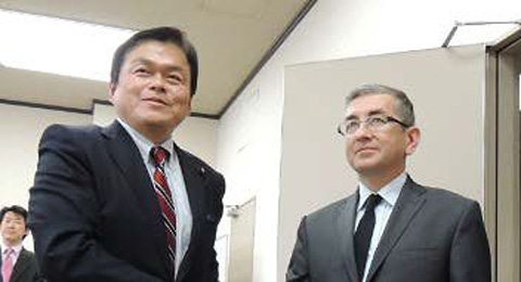 Kazuyoshi Akaba (links im Bild) und Tomasz Tomczykiewicz führten einen ersten japanisch-polnischen Energie-Dialog.