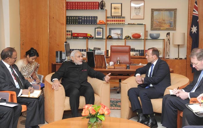 Die beiden Premierminister Narendra Modi und Tony Abbott tauschen sich im Parliament House in Canberra aus.