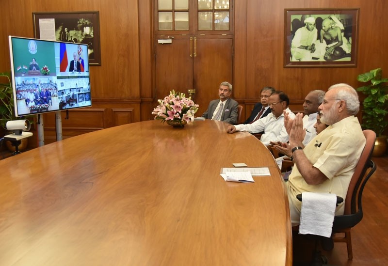 Der indische Premierminister Narendra Modi verfolgt mit dem zugeschalteten russischen Präsidenten Wladimir Putin per Videokonferenz die Übergabe der WWER-1000-Einheit Kudankulam-1.