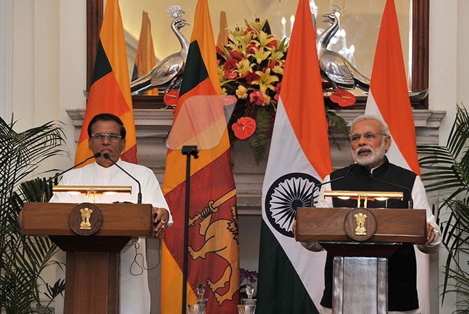 Der Präsident von Sri Lanka, Maithripala Sirisena (links im Bild), und der Premierminister Indiens, Narendra Modi, geben eine gemeinsame Erklärung zum abgeschlossenen Kooperationsabkommen ab.