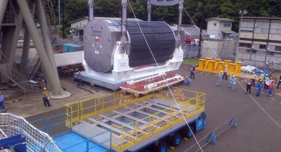 Ein Behälter mit Brennelementen der Areva wird am Hafen Takahama in Japan zum Weitertransport verladen.