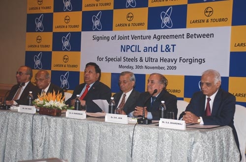 Die NPCIL und die L&T bei der Unterzeichnung des Joint-Venture-Abkommens.