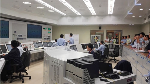 Des experts de China National Nuclear Corporation (CNNC) suivent la synchronisation avec le réseau de la tranche nucléaire Fuqing 2.