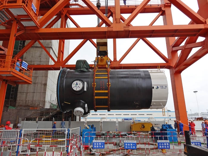 Der Reaktordruckbehälter von Ningde-3 wird ins Reaktorgebäude gehievt.