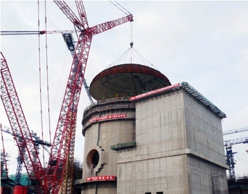Ningde-3: Die Kuppel der Sicherheitshüllen-Auskleidung wurde am 26. August 2011 auf das Reaktorgebäude gesetzt.