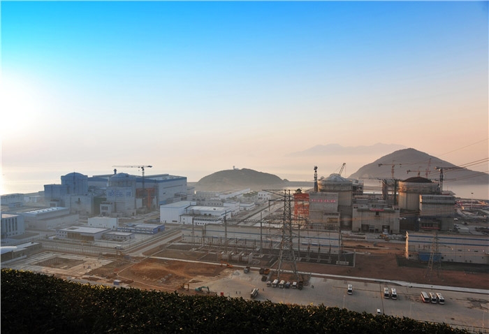 Das Kernkraftwerk Ningde im August 2013. Die CPR-1000-Einheit Ningde-2 (zweite von rechts) steht kurz vor der kommerziellen Inbetriebnahme.