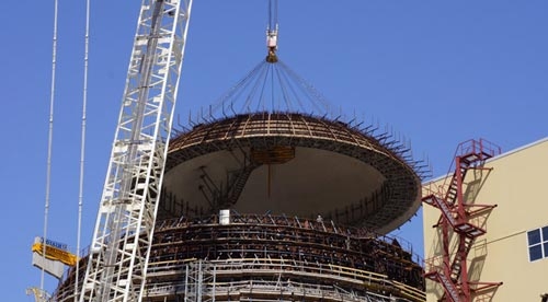 Vom Giessen des ersten Beton für Nowoworonesch-II-1 bis zum Setzen der Reaktorkuppel sind knapp vier Jahre vergangen.