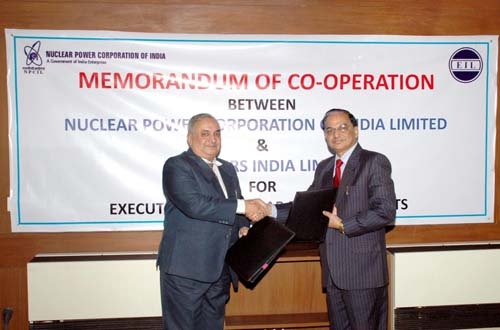 S. K. Jain (à gauche) et A. K. Purwaha échangent les déclarations de coopération après signature.