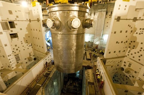 Mise en place de la cuve du réacteur dans la tranche finlandaise d’Olkiluoto 3.