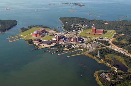 Die Halbinsel Olkiluoto mit der geplanten Einheit Olkiluoto-4 (rechts), den beiden in Betrieb stehenden Blöcken Olkiluoto-1 und -2 (Mitte) sowie der im Bau stehenden Einheit Olkiluoto-3 (links).