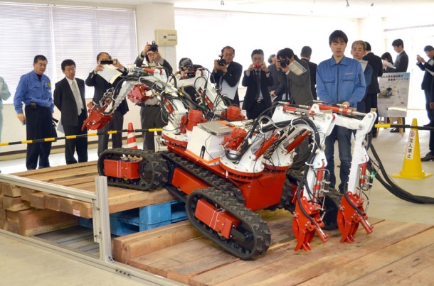 Der Roboter Octopus des Next Generation Robot Research Institute der Waseda University und der Kikuchi Seisakusho Co. Ltd. kann dank seiner Arme und Raupenantriebe auch in schwierigem Gelände eingesetzt werden.