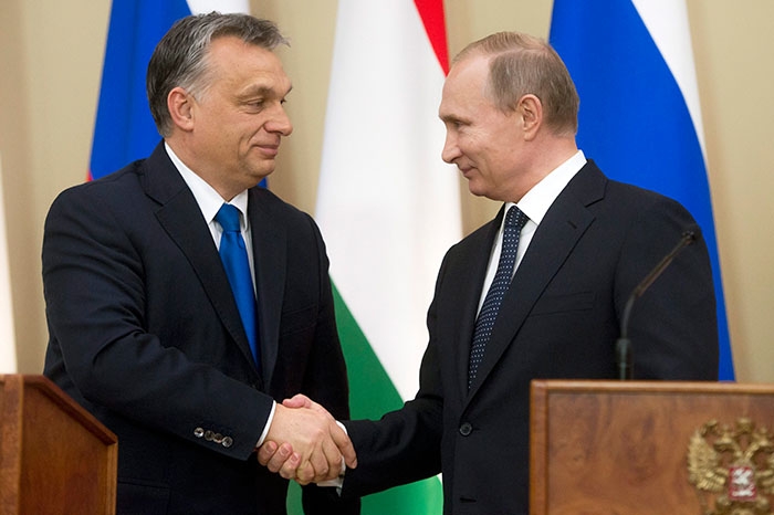 Le Premier ministre hongrois Viktor Orbán et le président russe Vladimir Poutine renouvellent leur accord.
