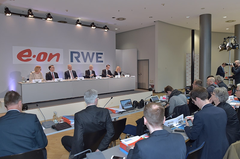 A l’occasion de la conférence de presse commune de RWE et d’E.On du 13 mars 2018, les CEO des deux entreprises, Rolf Martin Schmitz et Johannes Teyssen, ainsi que leur CFO, Markus Krebber et Marc Spieker, ont abordé les détails de la transaction.